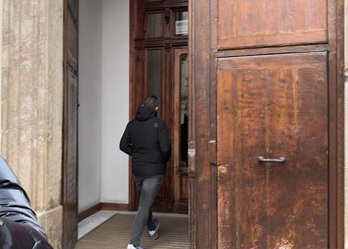 Un agente de la UCO entra en la sede de Forestalia en Zaragoza.