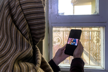 Shogofa escucha canciones de Aryana Sayeed, estrella del pop afgana que abandonó el país tras el regreso de los talibanes al poder.