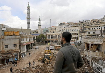 Un hombre observa la destrucción dejada por el Ejército israelí en la pequeña ciudad libanesa de Nabi Shit.